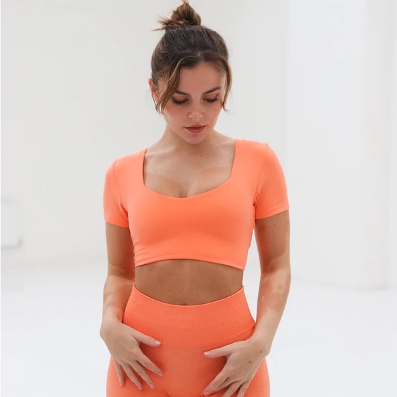 Lazuli label crop top in cream - Picture 7 of 17